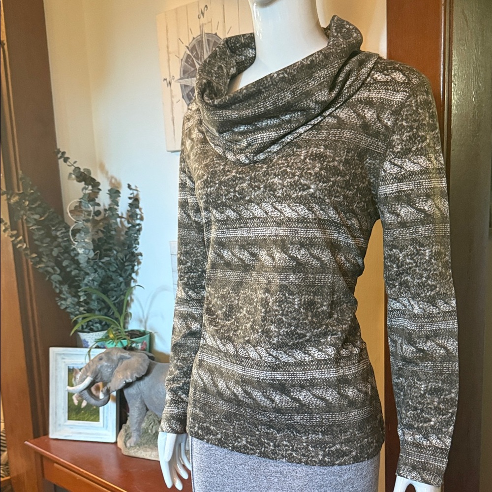 NWT northern reflections size small Stylish brown Patterned Sweater scuba neck